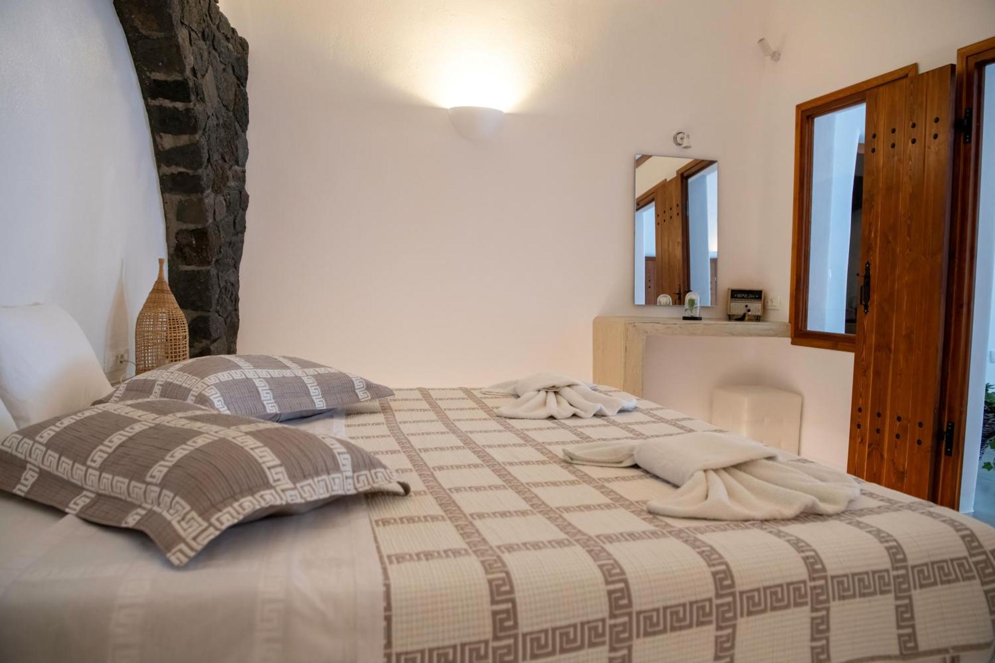 Luxe Efis Home Sea View 4 Villas & 4 Prive Jacuzzi Imerovigli  Bagian luar foto